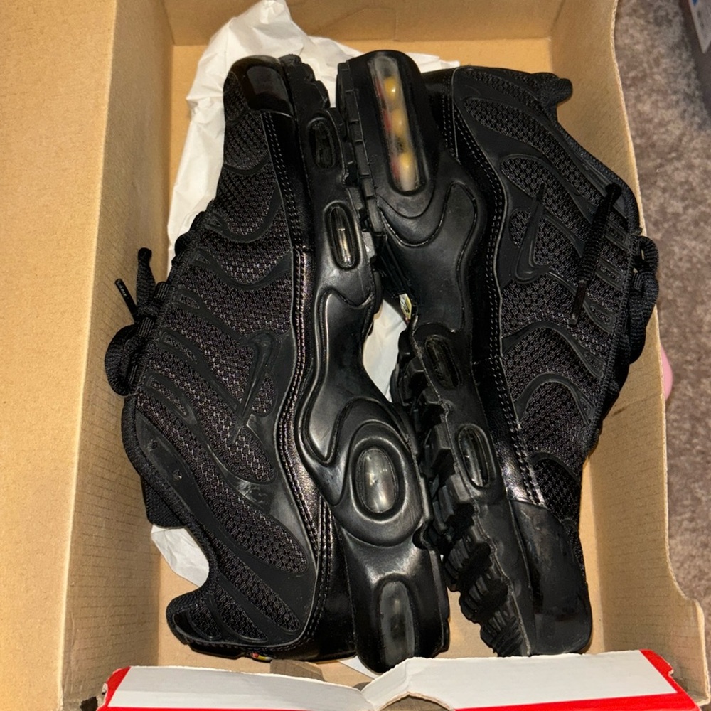 Black Nike airmax plus tn